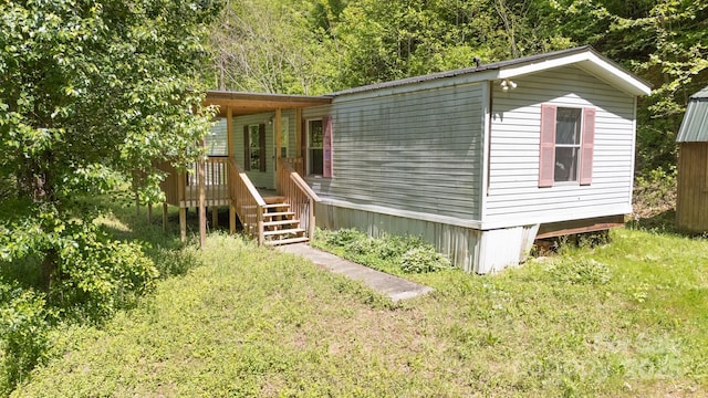 view of front facade featuring a front yard