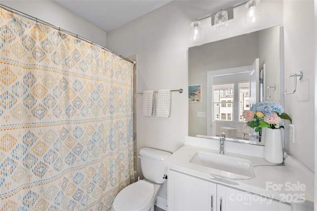 full bath with vanity, toilet, and a shower with curtain