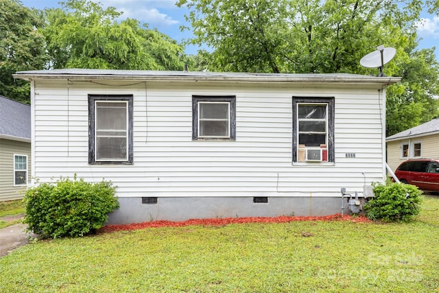 2622 Hemphill St, Charlotte, NC 28208 - view of side of home featuring crawl space and a lawn