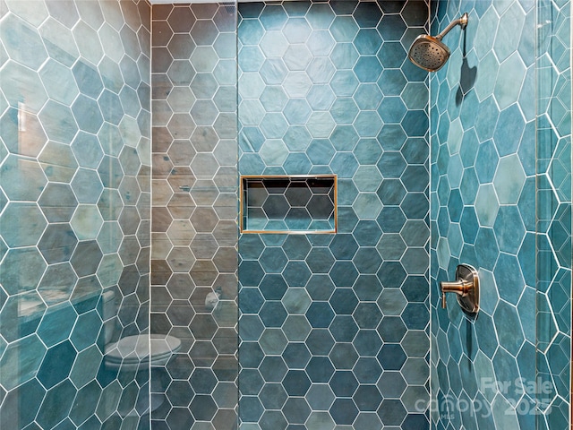 bathroom featuring tiled shower