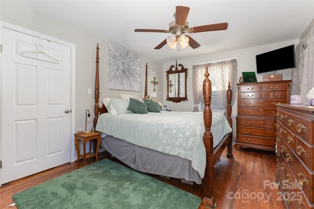 bedroom featuring dark wood-type flooring and a ceiling fan