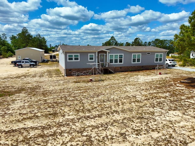 view of front of property featuring crawl space