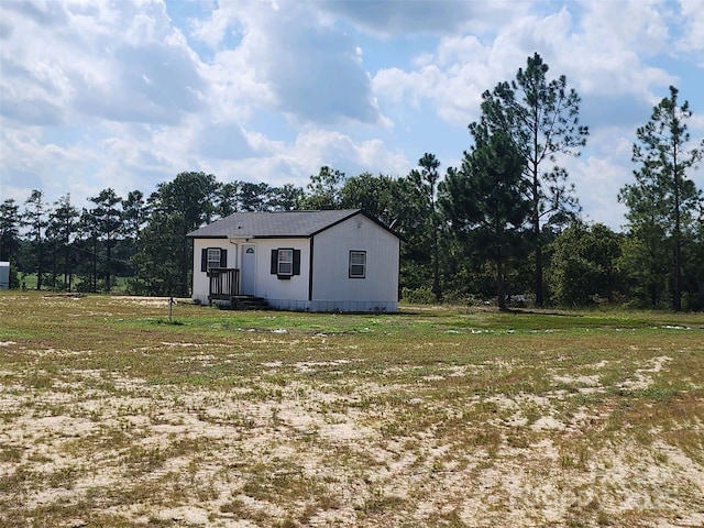exterior space featuring a front yard