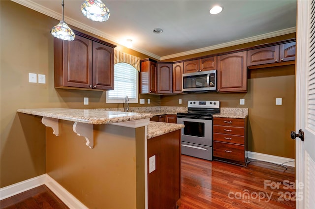 110 Carol Lyn Dr, Kings Mountain, NC 28086 - kitchen featuring dark wood finished floors, baseboards, a peninsula, a breakfast bar, and stainless steel appliances
