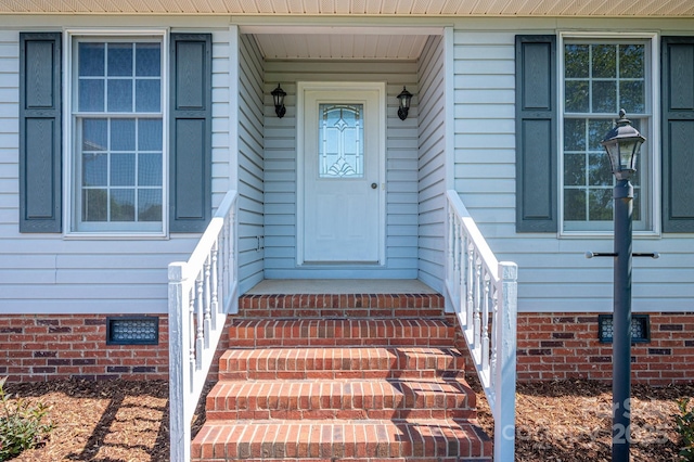 doorway to property with crawl space
