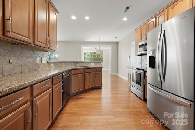 14625 Lyon Hill Ln, Huntersville, NC 28078 - kitchen featuring a sink, light wood-style floors, stainless steel appliances, recessed lighting, and visible vents