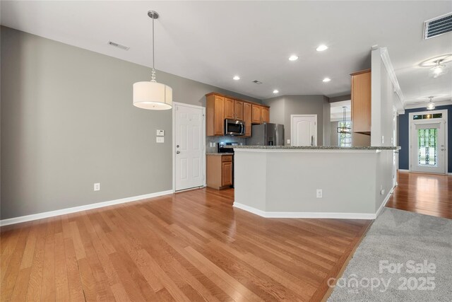 14625 Lyon Hill Ln, Huntersville, NC 28078 - kitchen with baseboards, appliances with stainless steel finishes, visible vents, and light wood-type flooring
