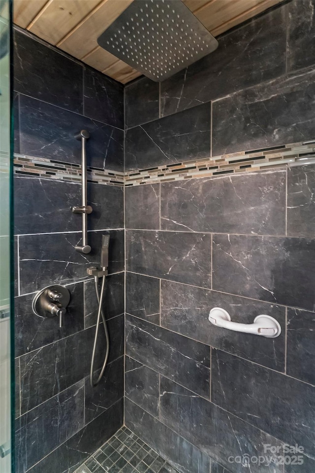 bathroom featuring tiled shower