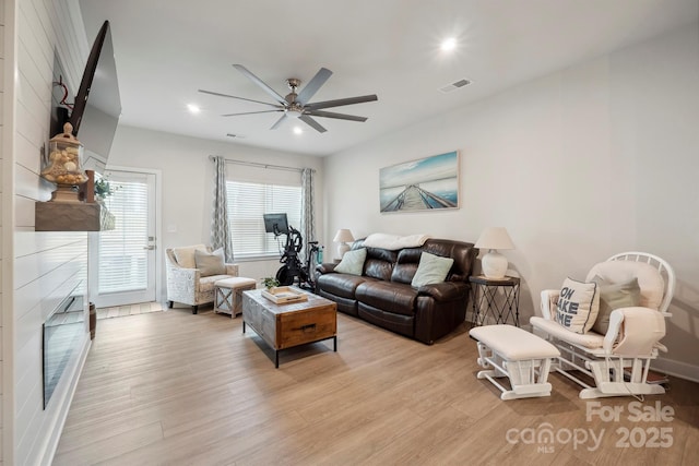 living area featuring light wood finished floors, a ceiling fan, recessed lighting, and visible vents