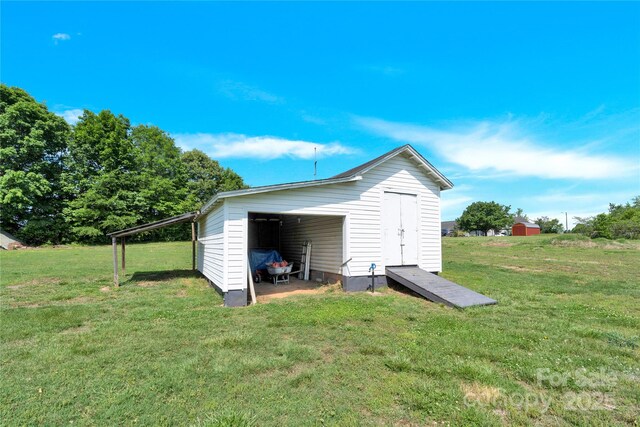 view of outdoor structure featuring an outbuilding