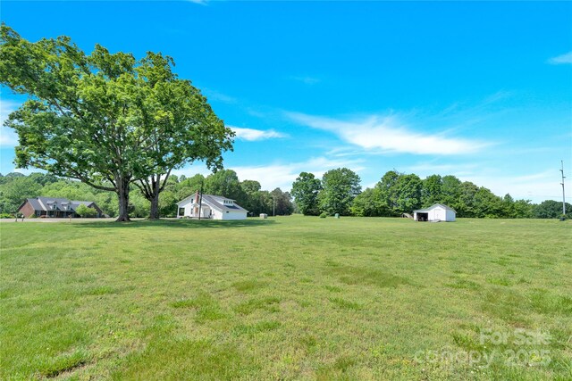 view of yard featuring an outbuilding