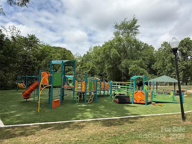2638 Double Oaks Rd, Charlotte, NC 28206 - community play area featuring a yard
