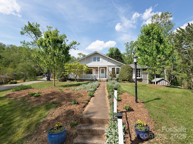 view of front of property featuring a porch and a front yard