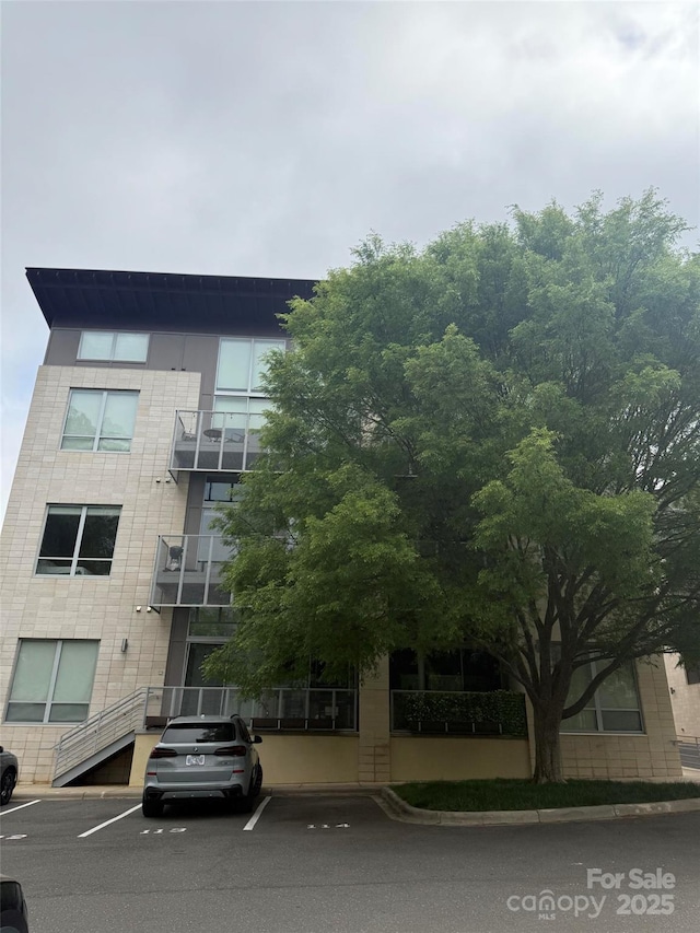 2116 Mcclintock Rd Unit 123, Charlotte, NC 28205 - view of building exterior featuring uncovered parking