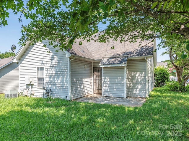 6212 Derryfield Dr, Charlotte, NC 28213 - rear view of property featuring a lawn and roof with shingles