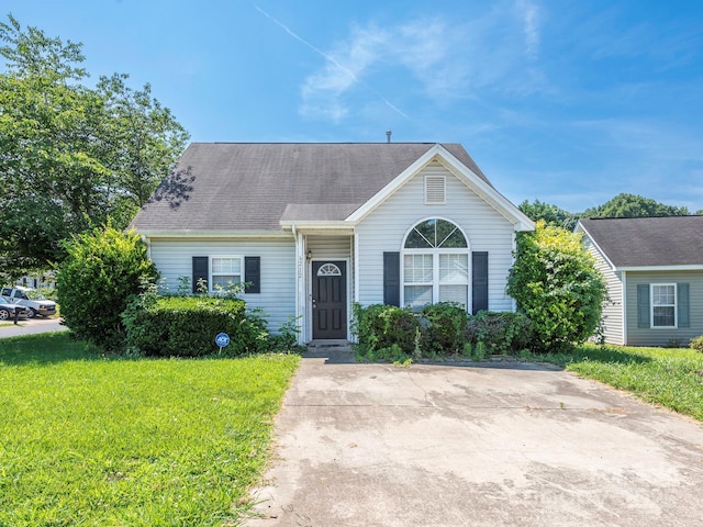 6212 Derryfield Dr, Charlotte, NC 28213 - view of front of property featuring a front yard and a shingled roof
