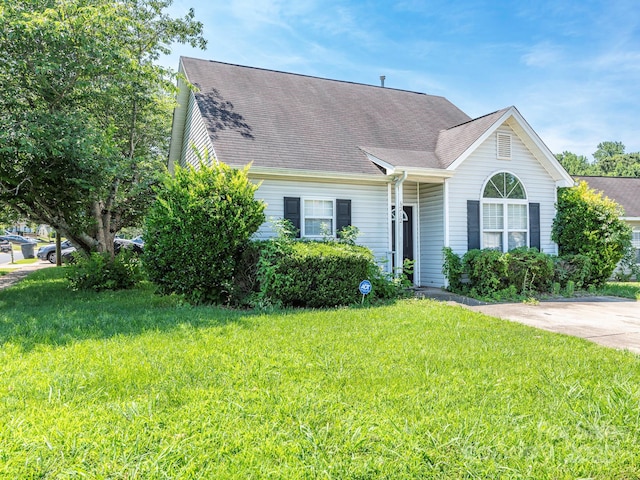 6212 Derryfield Dr, Charlotte, NC 28213 - view of front of property with a front yard and roof with shingles