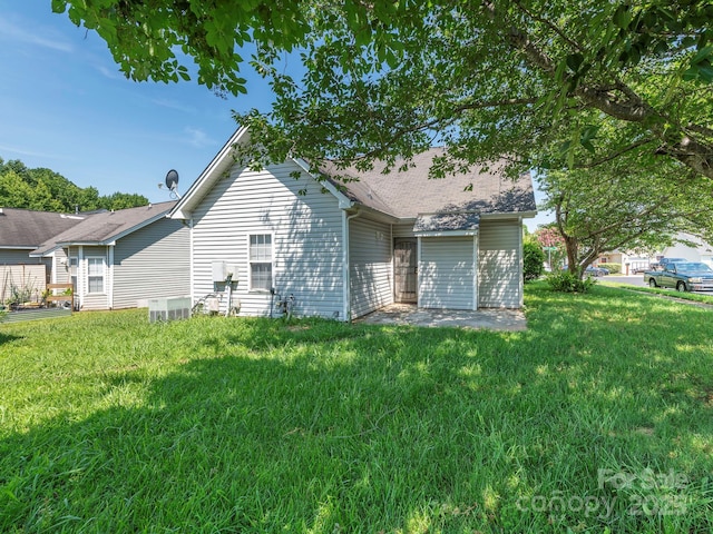 6212 Derryfield Dr, Charlotte, NC 28213 - view of side of home with a yard