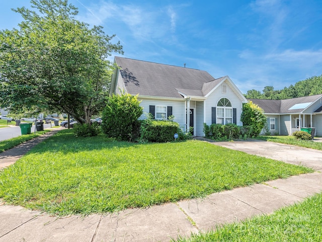 6212 Derryfield Dr, Charlotte, NC 28213 - view of front facade with a front yard