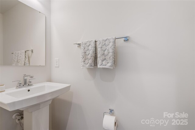 bathroom featuring a sink