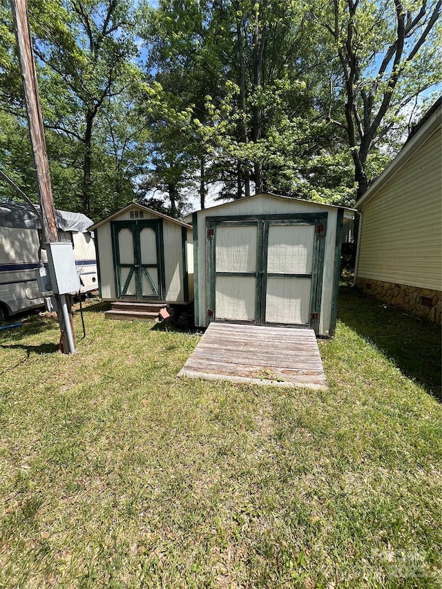 515 Willow St, Lincolnton, NC 28092 - view of yard featuring an outdoor structure and a shed