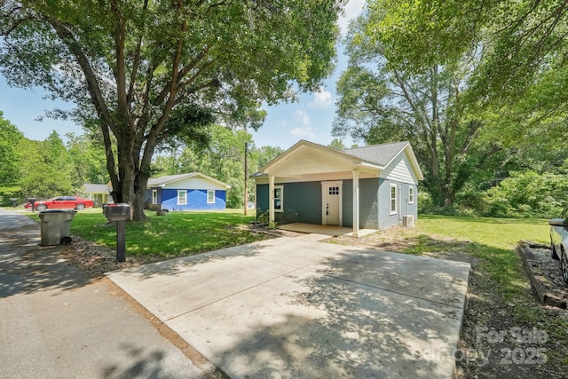 814 Marve St, Gastonia, NC 28052 - bungalow-style home featuring a porch, stucco siding, concrete driveway, and a front lawn