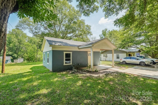 814 Marve St, Gastonia, NC 28052 - bungalow-style home with stucco siding, roof with shingles, and a front lawn