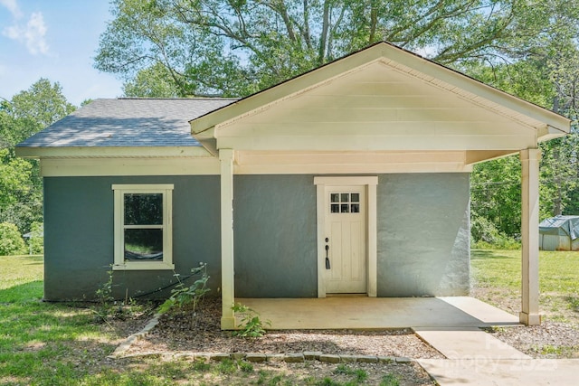 814 Marve St, Gastonia, NC 28052 - bungalow-style home featuring a shingled roof, stucco siding, and a front yard