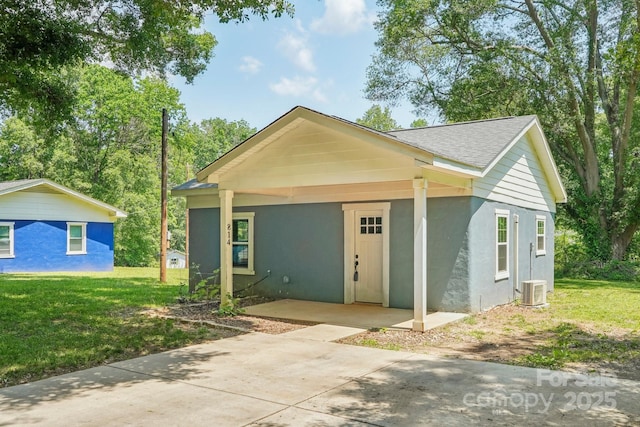 814 Marve St, Gastonia, NC 28052 - bungalow-style house with a front lawn, roof with shingles, stucco siding, and cooling unit