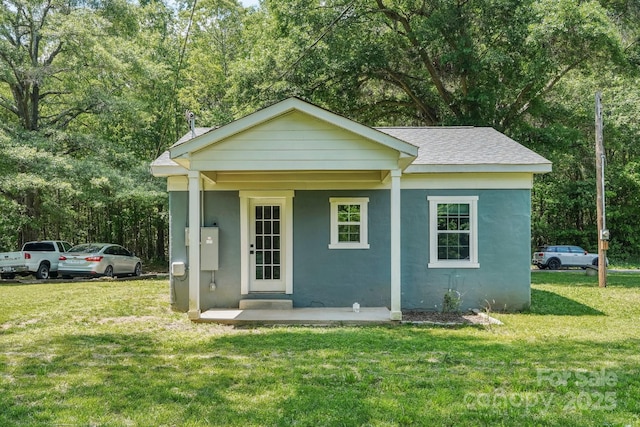 814 Marve St, Gastonia, NC 28052 - view of front of home featuring roof with shingles, stucco siding, and a front lawn