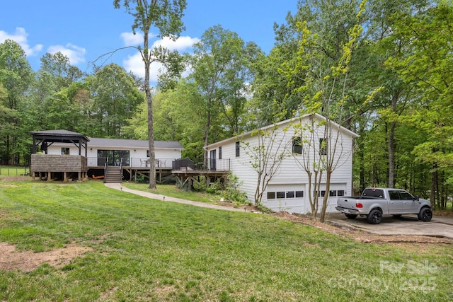 17403 Green Hill Rd, Charlotte, NC 28278 - view of front facade featuring an attached garage, driveway, a deck, and a front lawn