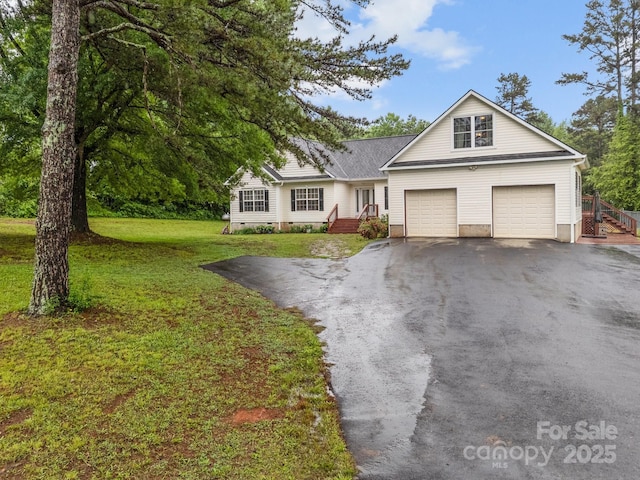 view of front facade featuring driveway and a front lawn