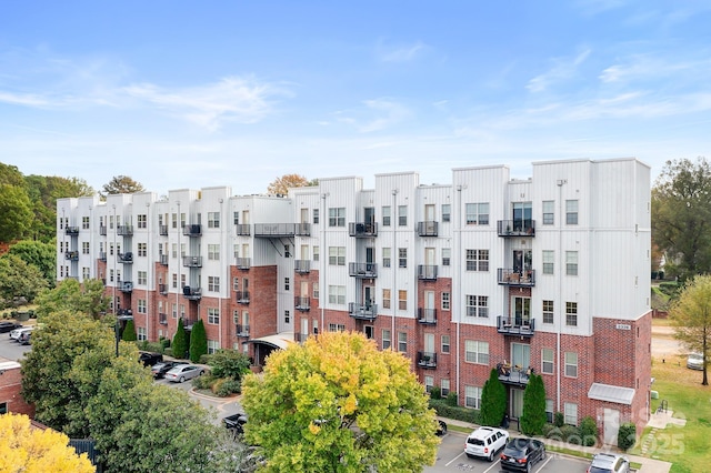 view of apartment building / complex with uncovered parking