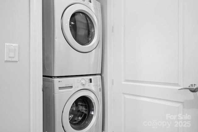 washroom featuring estacked washer and dryer