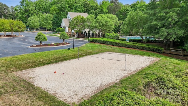 109 Braxton Gate Ct, Mount Holly, NC 28120 - surrounding community featuring volleyball court and a yard