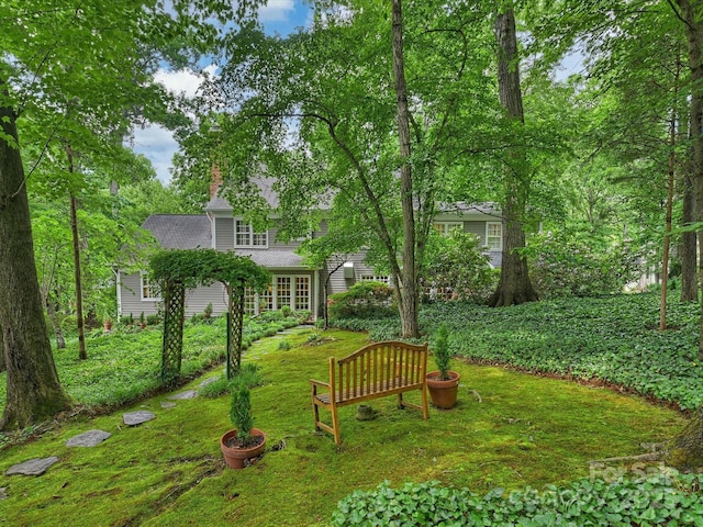 view of green lawn