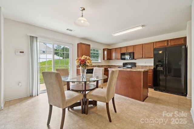 dining area with visible vents and baseboards