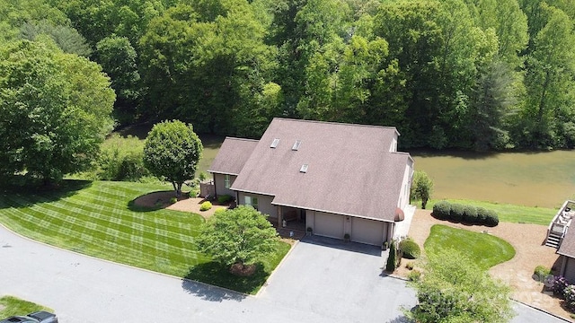 bird's eye view with a wooded view