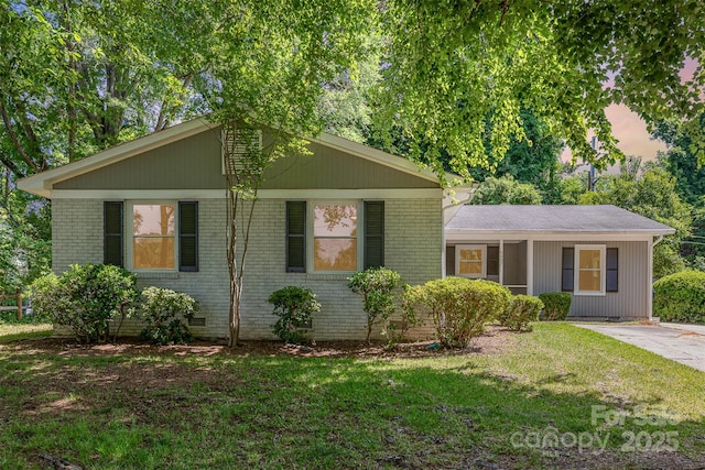 6007 Charing Pl, Charlotte, NC 28211 - view of front of property featuring a front yard, brick siding, and crawl space