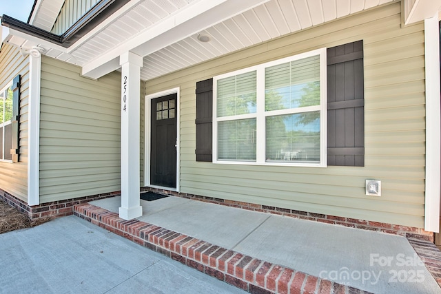 entrance to property featuring covered porch