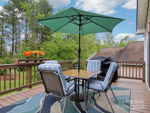 deck featuring outdoor dining space