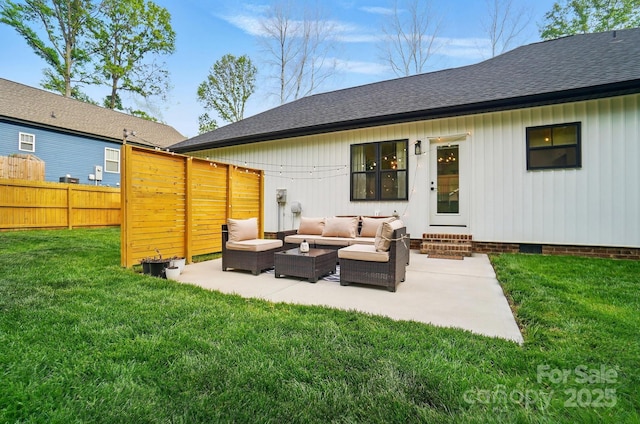 rear view of house featuring fence, a shingled roof, entry steps, an outdoor living space, and a yard