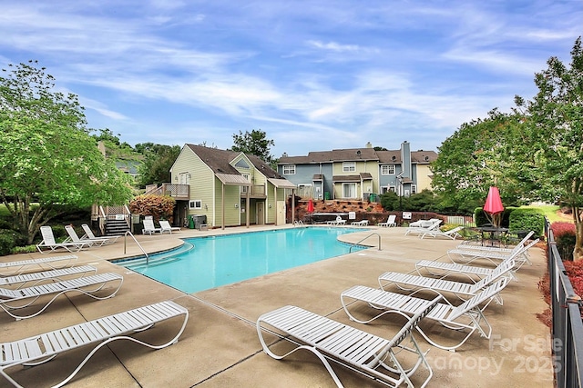 9232 Four Mile Creek Rd, Charlotte, NC 28277 - pool with a residential view and a patio area