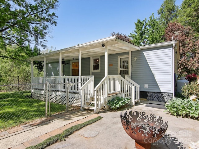 view of front of home featuring a fenced front yard, a porch, and ceiling fan