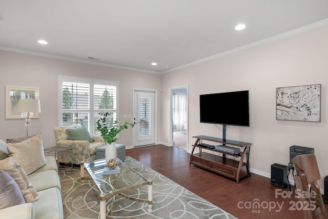 living room featuring recessed lighting, ornamental molding, baseboards, and wood finished floors