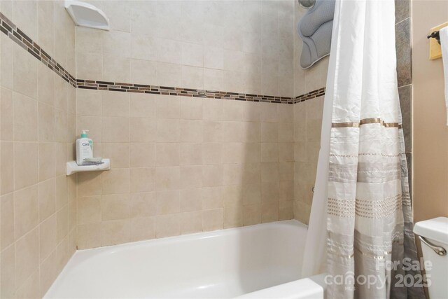 6736 Raeburn Ln, Charlotte, NC 28227 - full bathroom featuring shower / bath combo with shower curtain and toilet