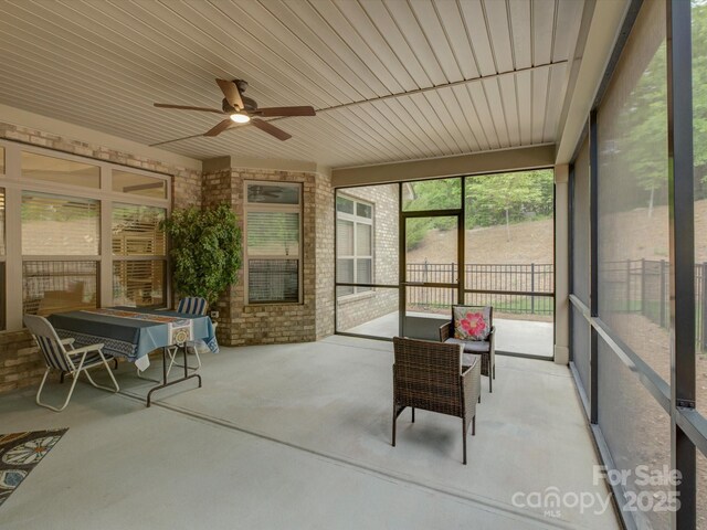 sunroom with ceiling fan