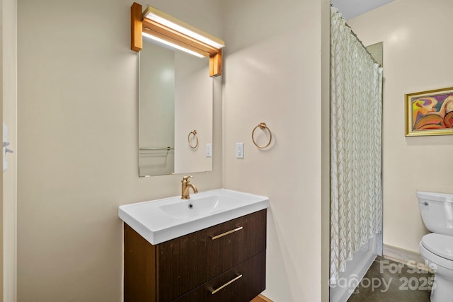 full bath featuring vanity, a shower with curtain, and toilet