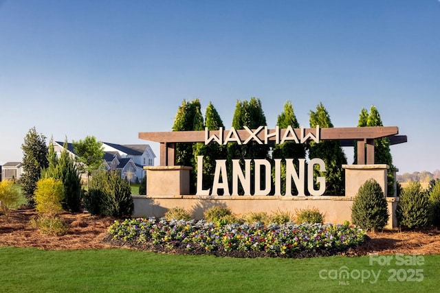 community sign with a yard