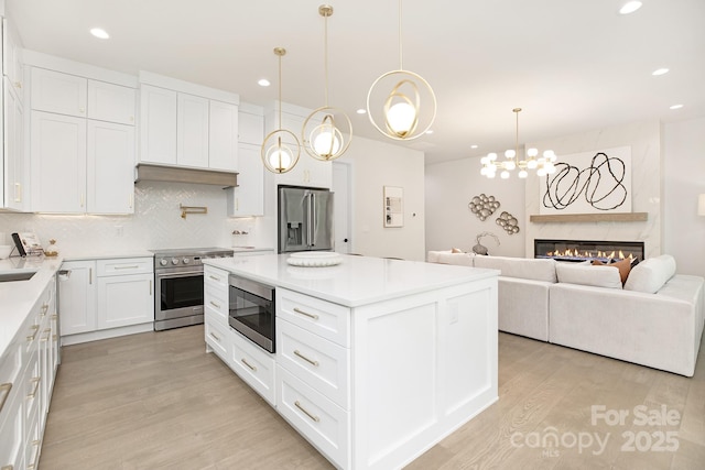1534 Easy St, Belmont, NC 28012 - kitchen featuring high quality appliances, open floor plan, light wood-style flooring, tasteful backsplash, and recessed lighting